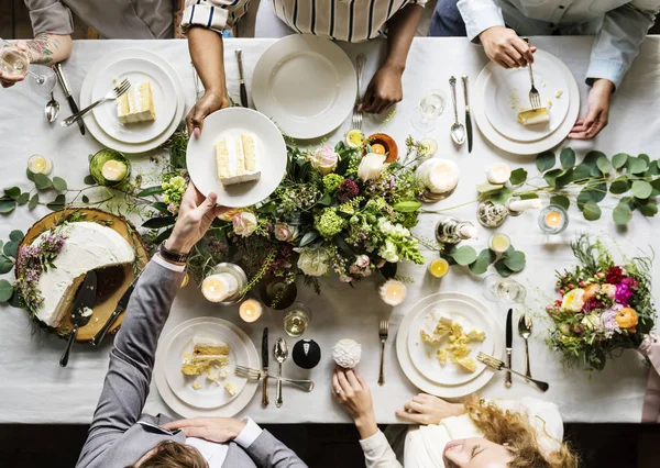 Wedding Party Sharing Cake Table — Stock Photo, Image