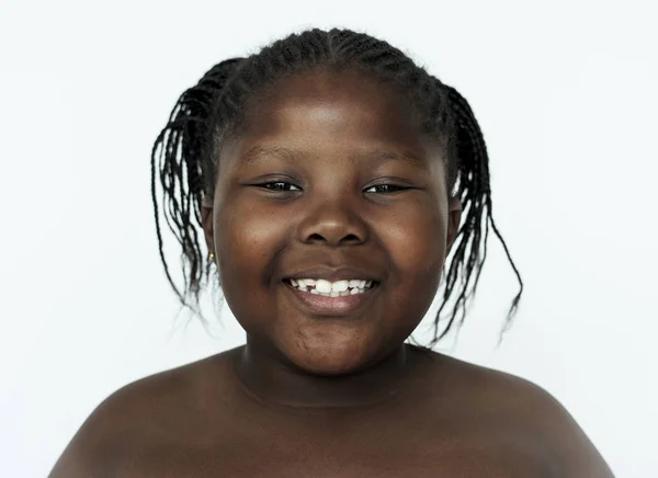 Маленькая девочка улыбается и — стоковое фото