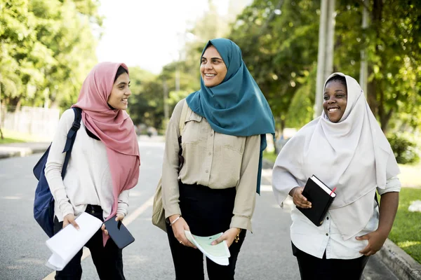 Kelompok Perempuan Muslim Memiliki Waktu Yang Tepat Foto Asli — Stok Foto