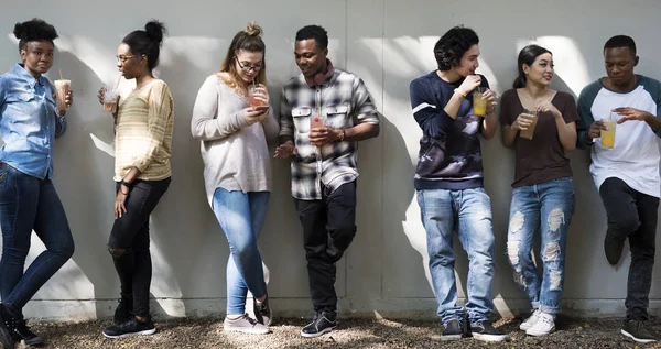 Amis étudiants boire du jus — Photo