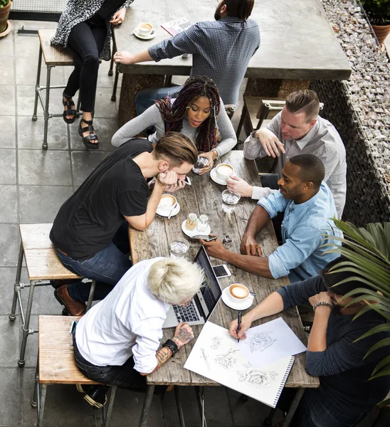 Groupe de personnes de la diversité au pub — Photo