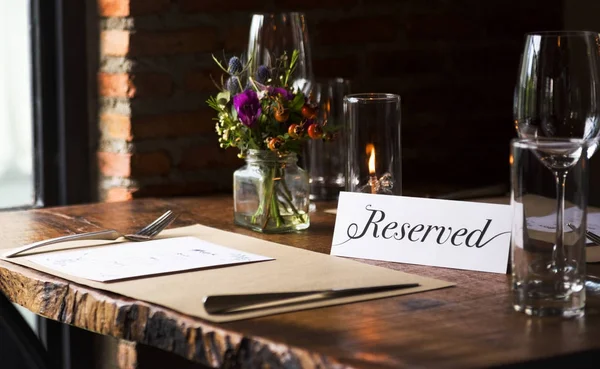 Reserverat bord på restaurang — Stockfoto