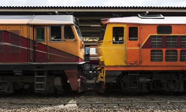 Viejos trenes en la estación de tren Hua Lampong en Bangkok Tailandia — Foto de Stock