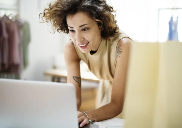 Mujer Con Tatuajes Escribiendo Portátil Fotoset Original — Foto de Stock