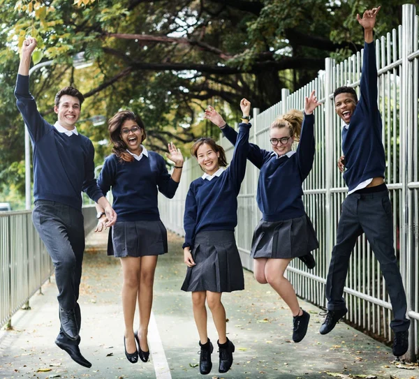 Grupp Olika Studenter College Enhetliga Hoppning Original Fotosätta — Stockfoto