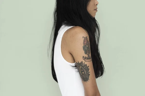 Asiatique tatoué femme dans studio — Photo