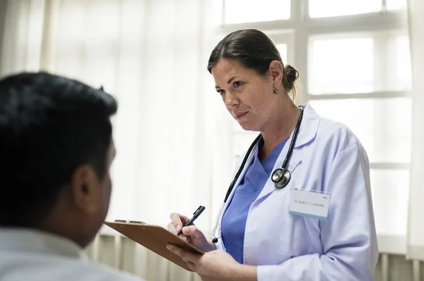 Arzt Überprüft Einen Patienten Originalfotos — Stockfoto