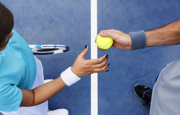 La gente juega en la pista de tenis — Foto de Stock