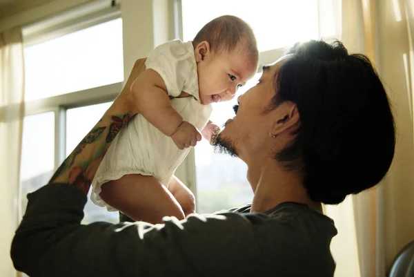 Asijské Tatínek Drží Své Dítě Láskou Originální Sada Fotek — Stock fotografie