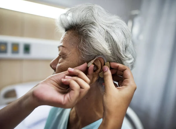 Азіатський Старій Жінці Маючи Вуха Перевірені Оригінал Фотосет — стокове фото