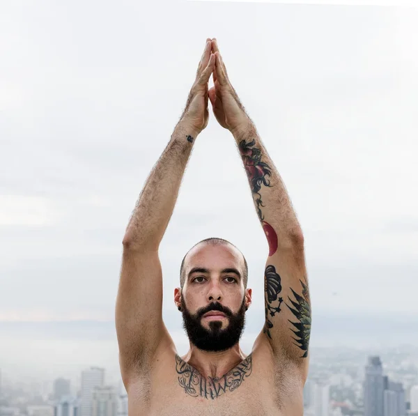 Uomo che pratica Yoga sul tetto — Foto Stock