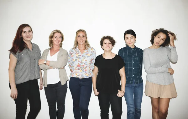 白い背景と 元のラインに立っている女性の多様なグループが写真植字 — ストック写真