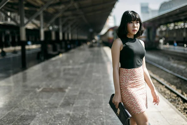 Schöne asiatische Frau am Bahnhof — Stockfoto