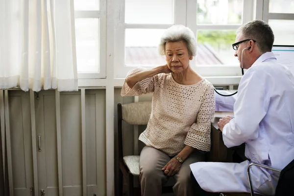 Ένας Ηλικιωμένος Ασθενής Συνάντηση Γιατρός Στο Νοσοκομείο Πρωτότυπο Photoset — Φωτογραφία Αρχείου