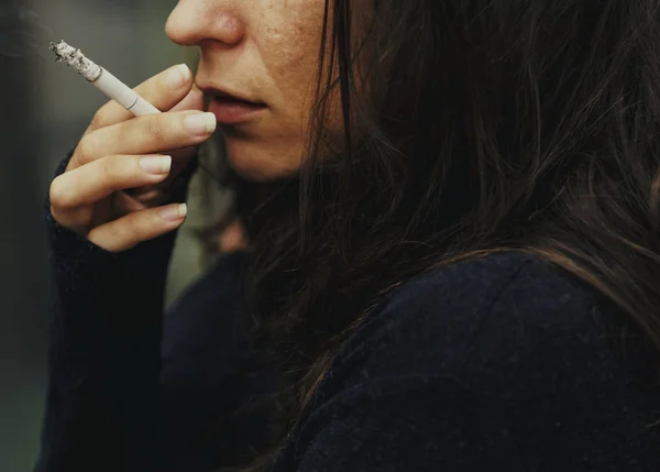 Vrouw Roken Sigaret Alleen Origineel Photoset — Stockfoto