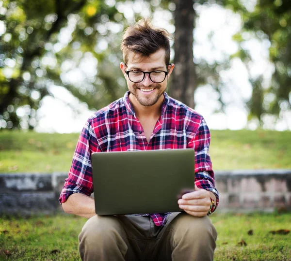 Homem segurando laptop — Fotografia de Stock