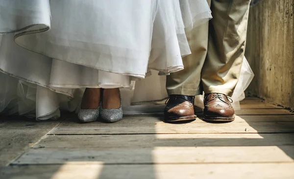 新娘和新郎的脚站在木地板 原来一起影 — 图库照片