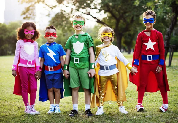 Super-heróis alegre crianças jogar — Fotografia de Stock