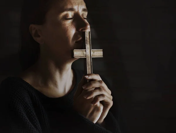 Mulher Segurando Cruz Orando Por Deus Photoset Original — Fotografia de Stock