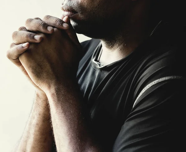 Homem afro-americano contemplativo — Fotografia de Stock