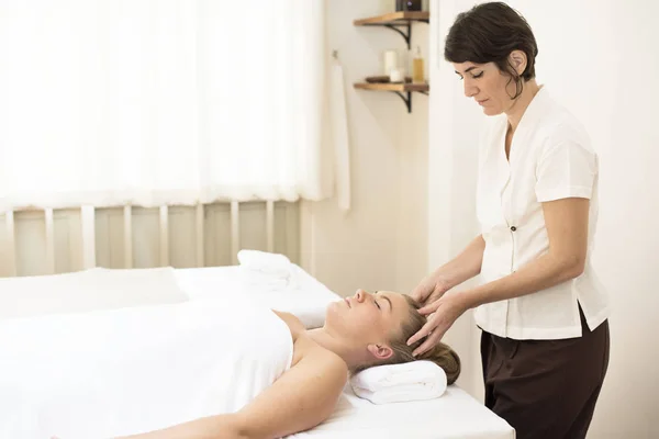 Kvinnor Massage Ansikte Spasalong Terapi Original Fotosätta — Stockfoto