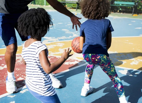 Pai jogando basquete com filhas — Fotografia de Stock