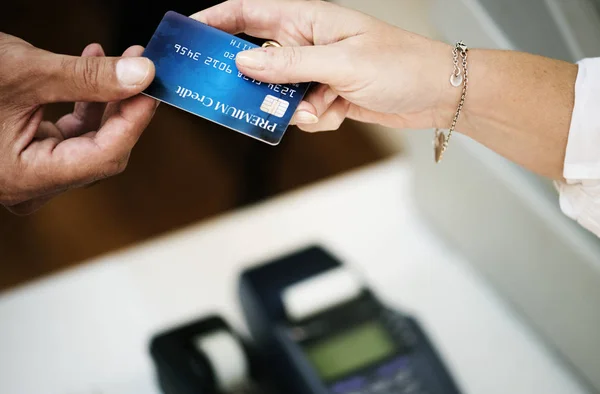 Pago Cliente Con Tarjeta Crédito —  Fotos de Stock