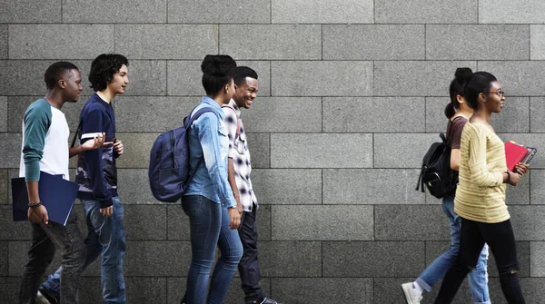 Studenti che vanno a lezione — Foto Stock