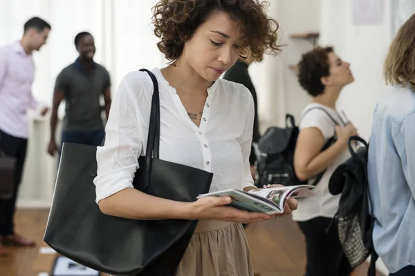 Mensen Kunsttentoonstelling Vrouw Zoek Naar Brochure Originele Photoset — Stockfoto