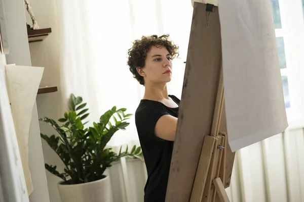 艺术工作室画架上的妇女绘画 Photoset — 图库照片