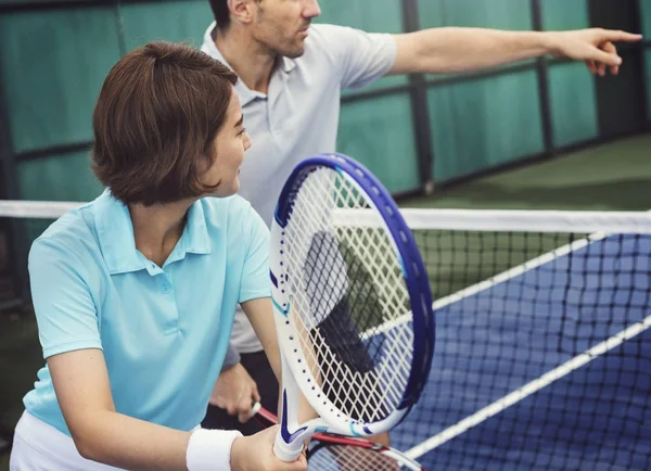 Homem e mulher jogando tênis — Fotografia de Stock