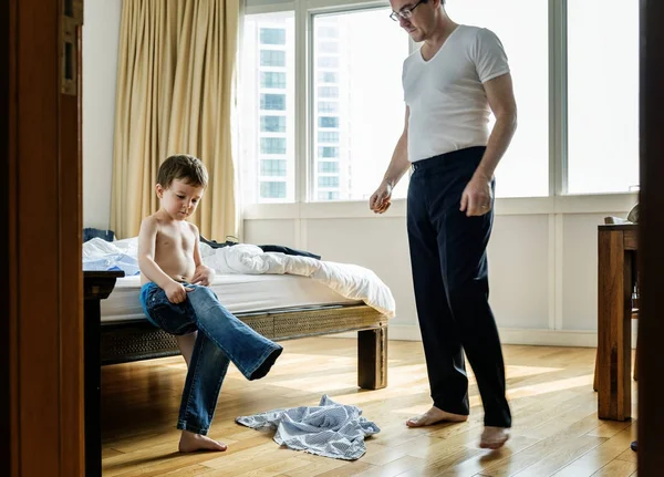 Padre ayudando a su hijo a vestirse —  Fotos de Stock