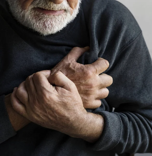 心臓発作を起こす老人のクローズ アップ — ストック写真