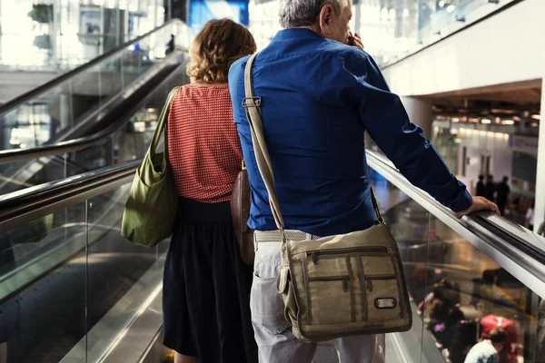 Kaukaski para jest ze sobą rozmawiać na lotnisku — Zdjęcie stockowe