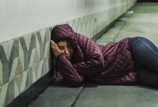 Žena Bez Domova Spí Floor Originální Sada Fotek — Stock fotografie