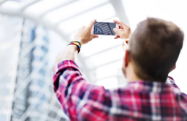 Hombre tomando fotos en el teléfono inteligente —  Fotos de Stock