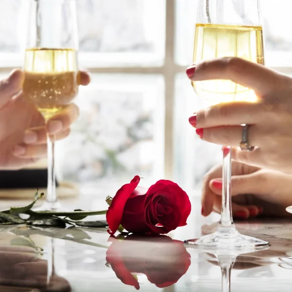 Pareja está saliendo en un restaurante — Foto de Stock