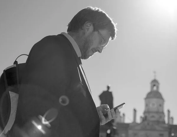 Hombre de negocios navegando móvil —  Fotos de Stock