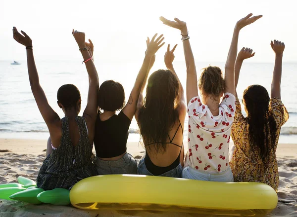 Grupa różnych kobiet siedzi na plaży razem — Zdjęcie stockowe