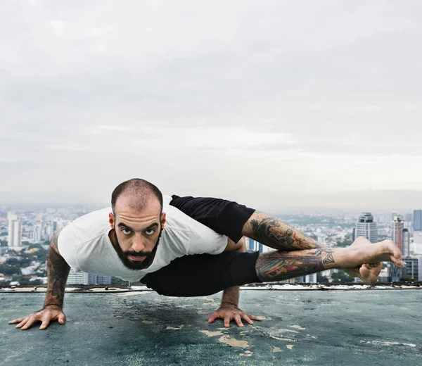 Hombre practicando yoga en la azotea —  Fotos de Stock