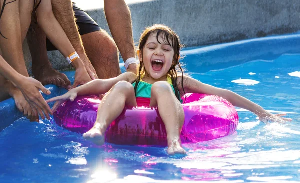 Petite Fille Jouissant Piscine Sur Char Été Photoset Original — Photo