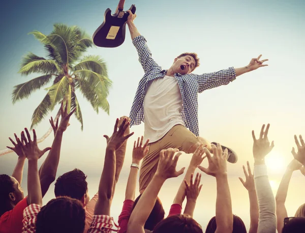 Ung Man Med Gitarr Utför Strand Konsert Ursprungliga Fotosätta — Stockfoto