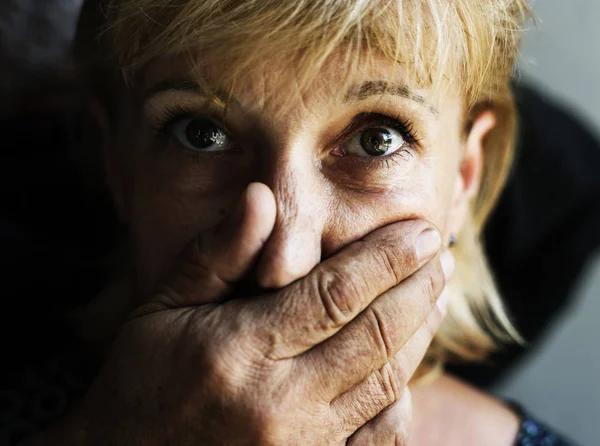Penutup dari wanita kaukasia dengan tangan menutupi mulutnya — Stok Foto