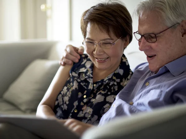 Happy Elderly Couple Reading Original Photoset — Stock Photo, Image