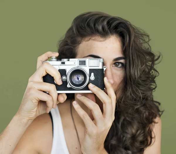 Frau Mit Retro Fotokamera Posiert Studio Konzept — Stockfoto