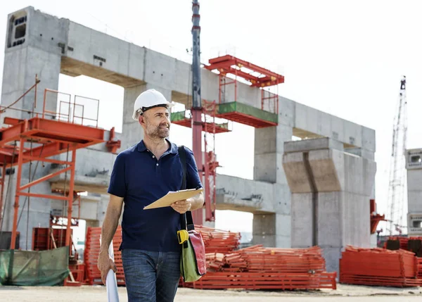 Byggnadsarbetare Hjälm Arbetar Byggnad Arkitekturen Mark Och Cheking Projekt Original — Stockfoto