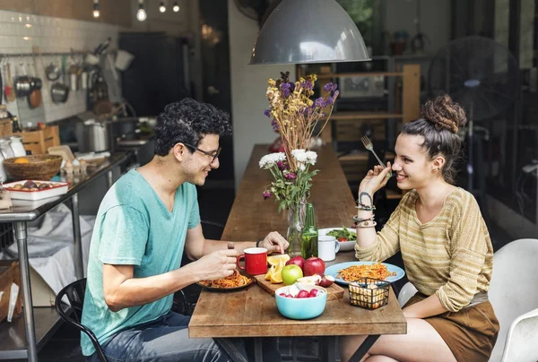 Casal Comer Alimentos — Fotografia de Stock