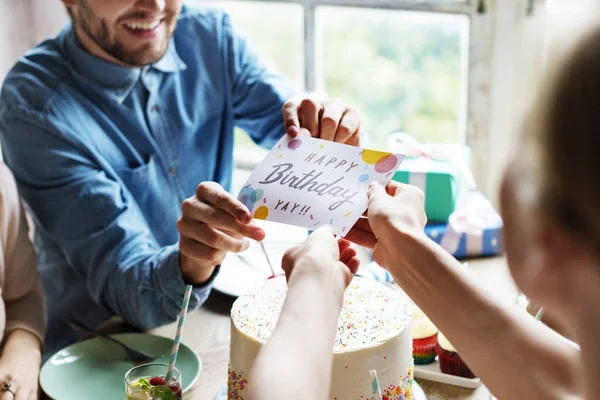 Man Geven Die Wensen Verjaardagskaart Naar Vriend Originele Photoset — Stockfoto