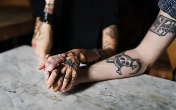 Las Manos Del Tatuaje Mantienen Unida Amistad Fotoset Original — Foto de Stock