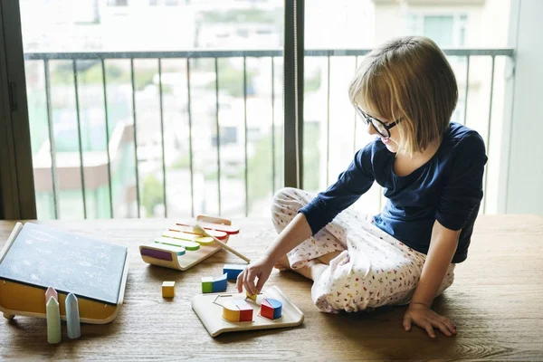 Menina Brincando Com Brinquedos Madeira Photoset Original — Fotografia de Stock